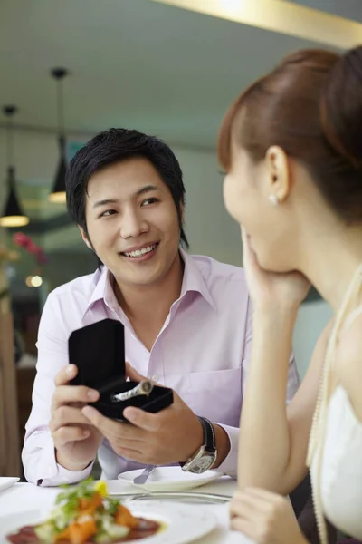 Hombre Presentando Regalo Mujer — Foto de Stock