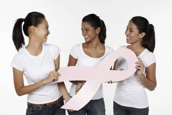 Vrouwen Glimlachen Terwijl Een Roze Borstkankerlint Vasthouden — Stockfoto