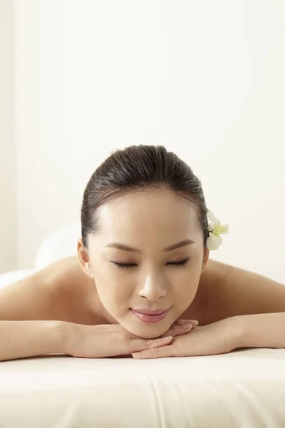 Woman Lying Forward Massage Table — Stock Photo, Image