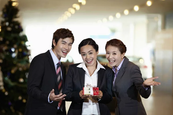 Businesswoman Holding Gift Colleagues Her — Stock Photo, Image