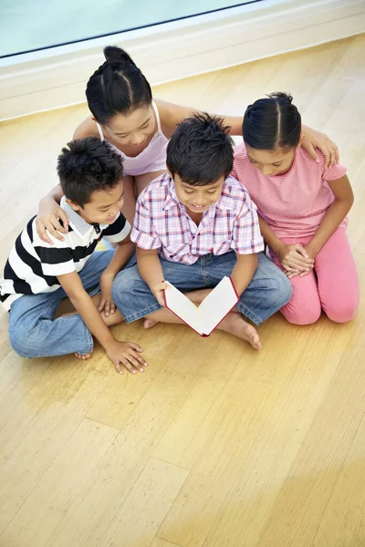 Kelompok Anak Anak Berbagi Buku — Stok Foto