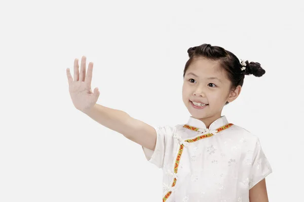 Mädchen Cheongsam Lächelt Und Reicht Ihre Hand — Stockfoto