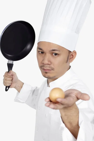 Chef Asiatique Évacuant Frustration Sur Oeuf — Photo