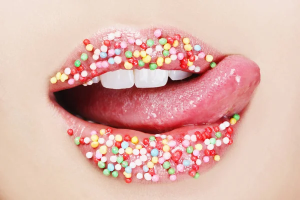 Mujer Lamiendo Chorros Caramelo Sobre Los Labios —  Fotos de Stock