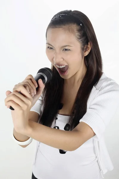 Femme Chantant Dans Microphone — Photo