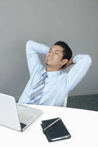 Giovane Uomo Affari Pausa Dal Lavoro — Foto Stock