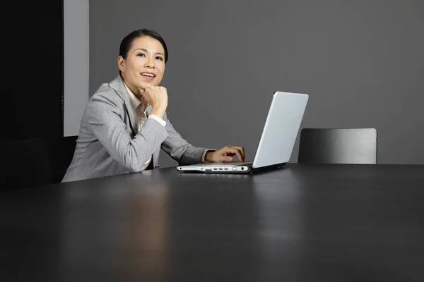 Mitte Erwachsene Geschäftsfrau Arbeitet Laptop — Stockfoto