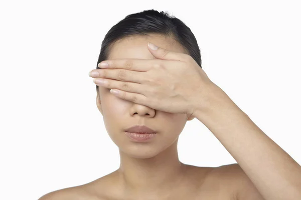 Vrouw Bedekt Haar Ogen Met Haar Handen — Stockfoto