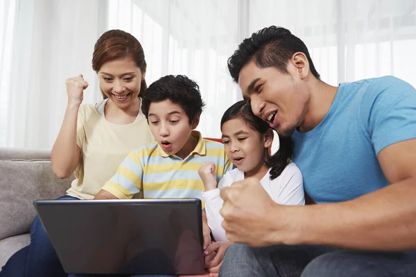 Familj Bestående Fyra Personer Som Sitter Och Använder Laptop Tillsammans — Stockfoto