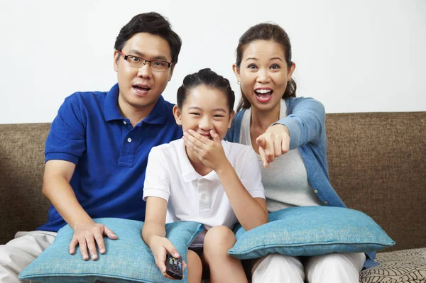 Família Rindo Enquanto Assistem Televisão Juntos — Fotografia de Stock