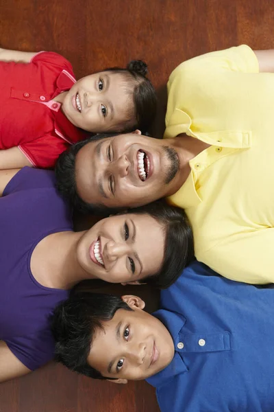 Familia Acostada Suelo Sonriendo —  Fotos de Stock