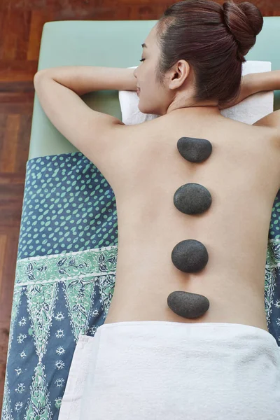 Una Joven Tumbada Frente Relajándose Con Piedra Masaje Espalda —  Fotos de Stock
