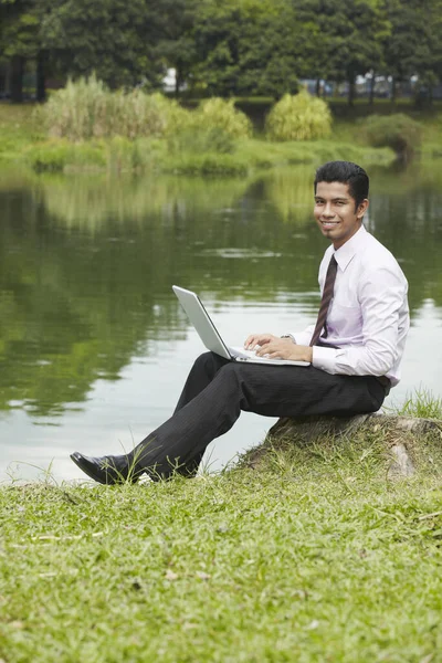 Ung Affärsman Som Använder Bärbar Dator Utomhus — Stockfoto