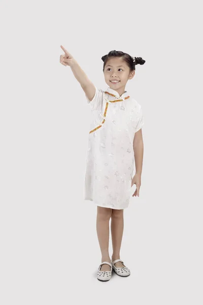 Mädchen Cheongsam Lächelt Und Zeigt Mit Dem Finger — Stockfoto