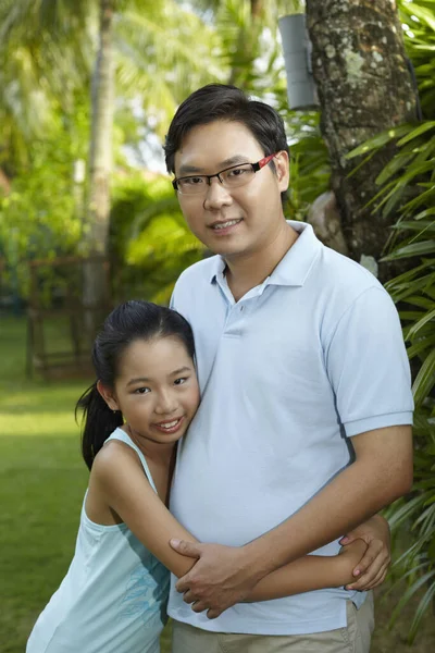 Κορίτσι Που Αγκαλιάζει Τον Πατέρα Της — Φωτογραφία Αρχείου