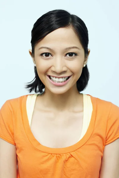 Mujer Sonriendo Filmado Estudio —  Fotos de Stock