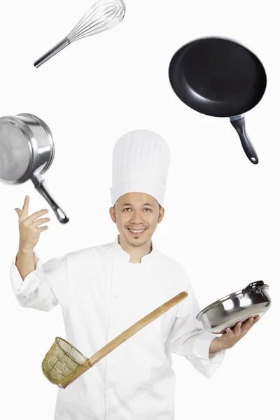 Азиатский Повар Жонглирует Кухонной Утварью — стоковое фото