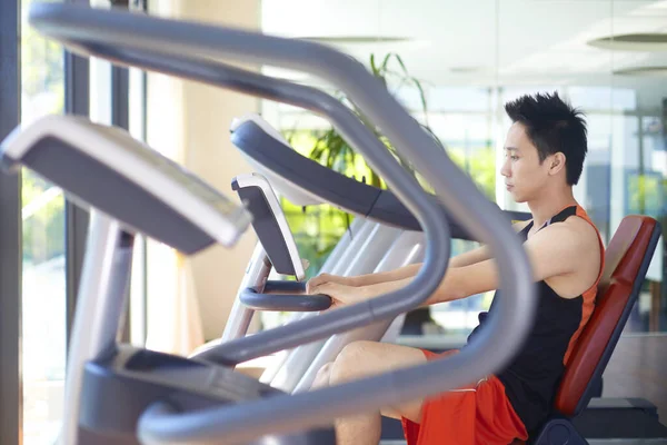 Hombre Haciendo Ejercicio Gimnasio —  Fotos de Stock