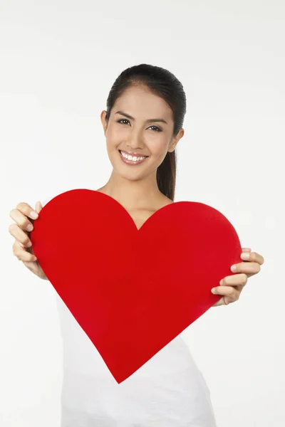 Mujer Feliz Sosteniendo Gran Corazón Rojo —  Fotos de Stock