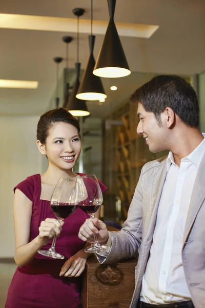 Hombre Mujer Tomando Una Copa Bar — Foto de Stock