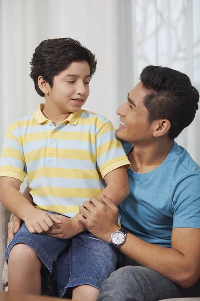 Πατέρας Και Γιος Μιλάνε Μεταξύ Τους — Φωτογραφία Αρχείου