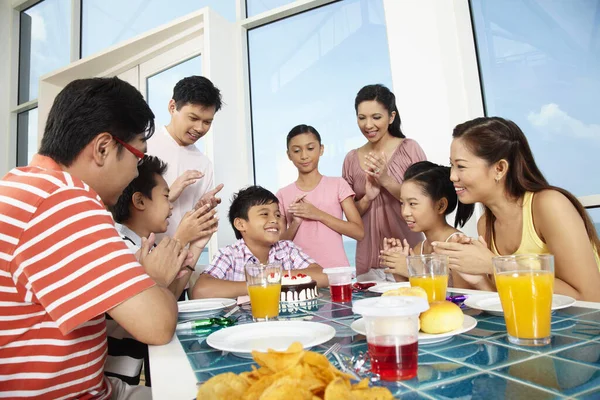 Gruppo Persone Che Festeggiano Compleanno Del Ragazzo — Foto Stock