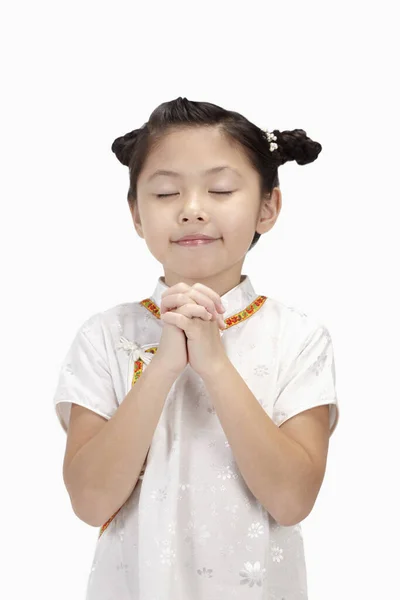 Menina Roupas Tradicionais Com Olhos Fechados Mãos Apertadas — Fotografia de Stock