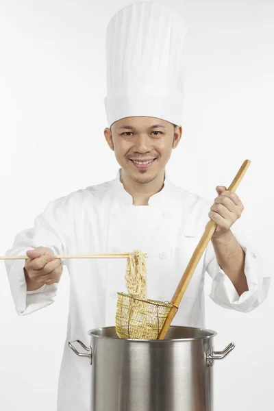 Aziatische Chef Kok Bereidt Noedels — Stockfoto