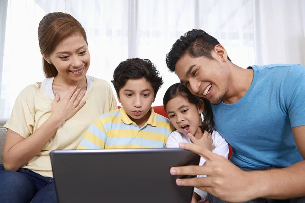 Familj Bestående Fyra Personer Som Sitter Och Använder Laptop Tillsammans — Stockfoto