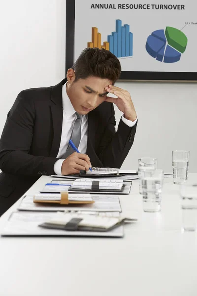 Empresario Tocándose Frente Mientras Escribe — Foto de Stock