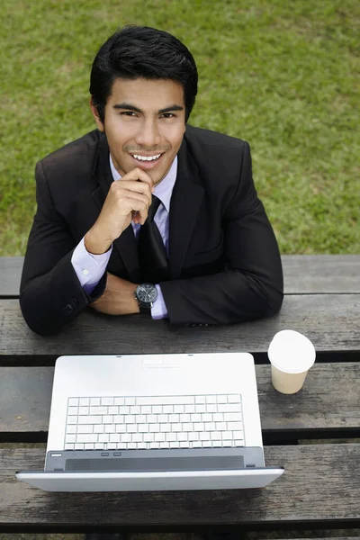 Jovem Empresário Asiático Parque Com Seu Laptop — Fotografia de Stock