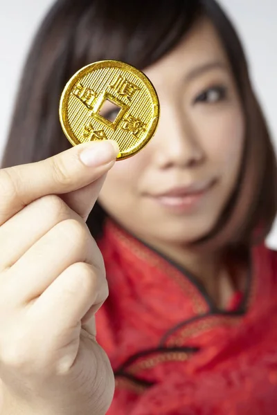 Mujer Con Ropa Tradicional Sosteniendo Una Moneda Oro China — Foto de Stock