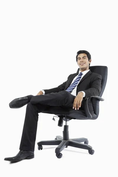 Jovem Empresário Confiante Sentado Uma Cadeira Escritório — Fotografia de Stock