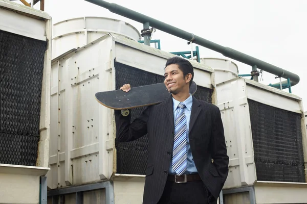 Joven Empresario Sosteniendo Monopatín — Foto de Stock