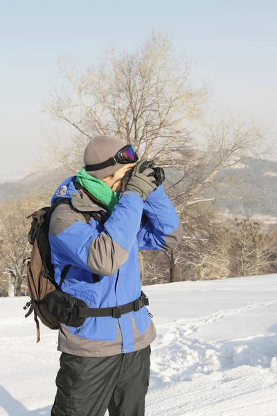 Homem Tirando Foto Dia Inverno — Fotografia de Stock