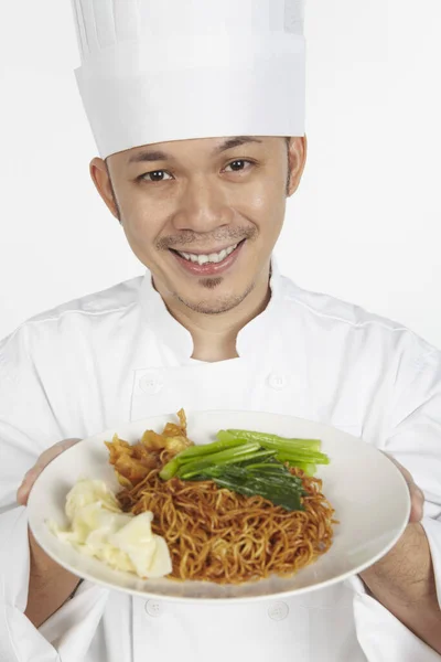 Chef Asiático Com Prato Macarrão Wonton — Fotografia de Stock