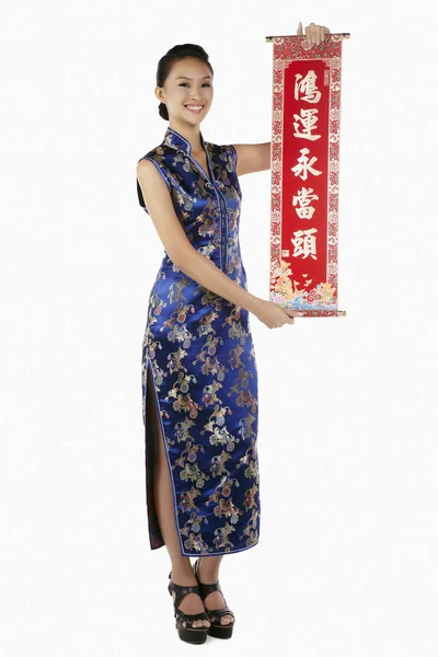 Vrouw Cheongsam Met Spandoek Met Chinese Nieuwjaarsgroeten — Stockfoto