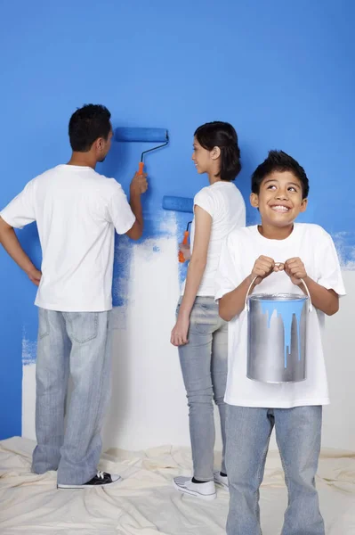 Menino Carregando Tinta Homem Mulher Pintura Parede Fundo — Fotografia de Stock