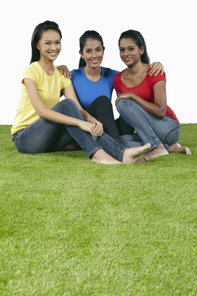 Drie Jonge Vrouwen Zitten Het Gras — Stockfoto
