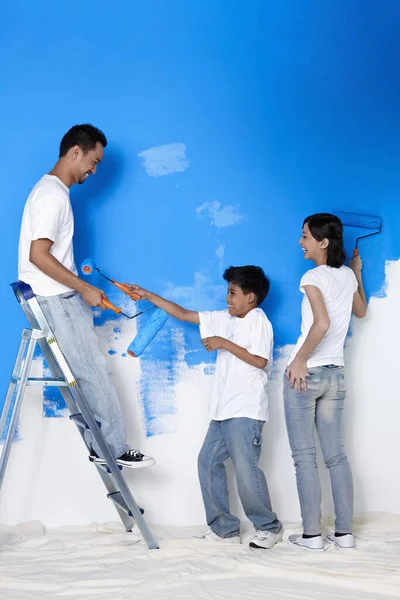 Família Jogando Enquanto Pintura Parede — Fotografia de Stock