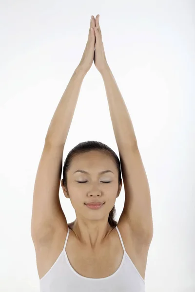 Jovem Mulher Praticando Yoga — Fotografia de Stock