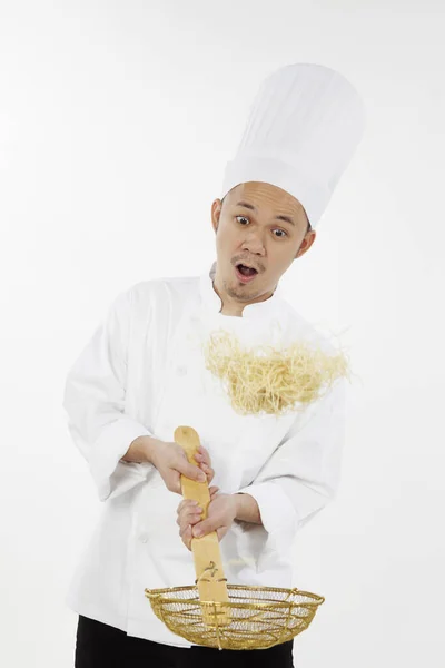 Asiático Chef Jogando Macarrão — Fotografia de Stock