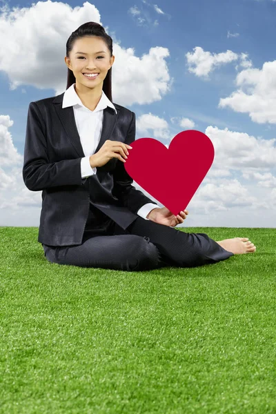 Joven Mujer Negocios Asiática Sosteniendo Corazón Rojo Recortado —  Fotos de Stock