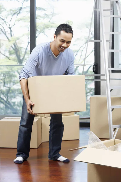 Man Moving Cardboard Box — Stock fotografie