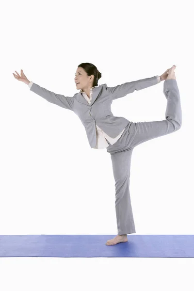 Empresaria Haciendo Yoga Sobre Fondo Blanco —  Fotos de Stock