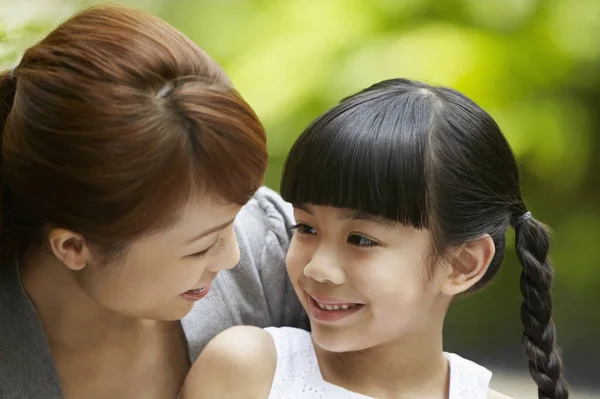 Madre Hija Sentadas Juntas — Foto de Stock