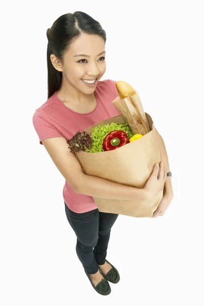 Mujer Llevando Una Bolsa Comestibles — Foto de Stock