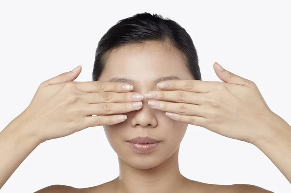 Mujer Cubriendo Sus Ojos Con Sus Manos — Foto de Stock
