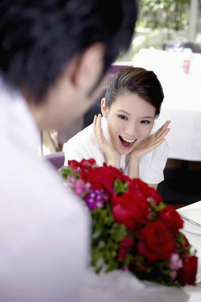 男驚くべき女性とともにバラの花束 — ストック写真