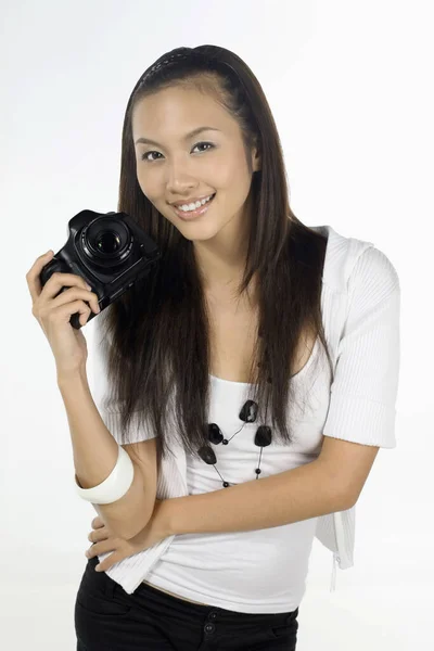 Γυναίκα Κρατώντας Ψηφιακή Φωτογραφική Μηχανή — Φωτογραφία Αρχείου